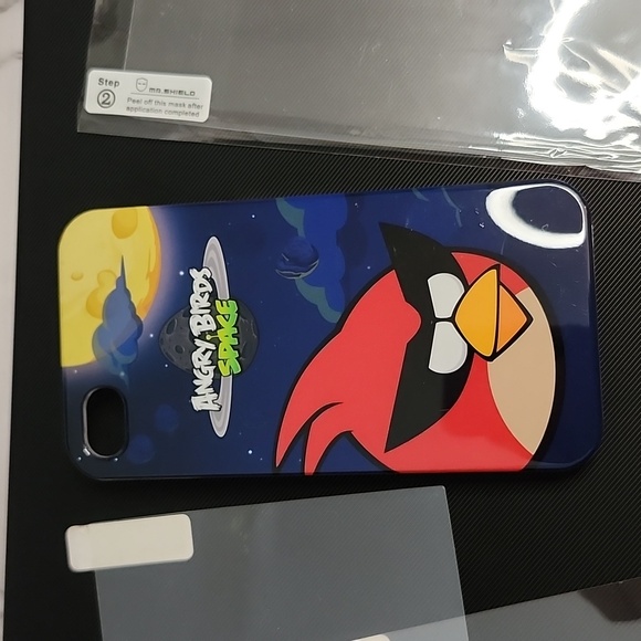 ANGRY BIRD gear4 iphone 4s/4 case with various screen protectors - Picture 2 of 16